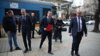 Депутати от БСП нахлуха при областния управител на София