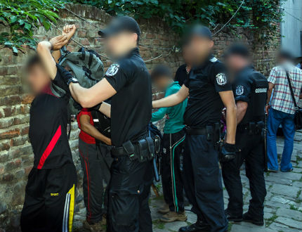 Още 55 нелегални мигранти задържаха столичните полицаи тази нощ