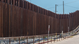 Пентагонът даде $1 млрд. за стената с Мексико