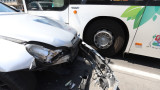  Момиче зад кормилото провокира злополука с рейс от градския превоз във Варна 