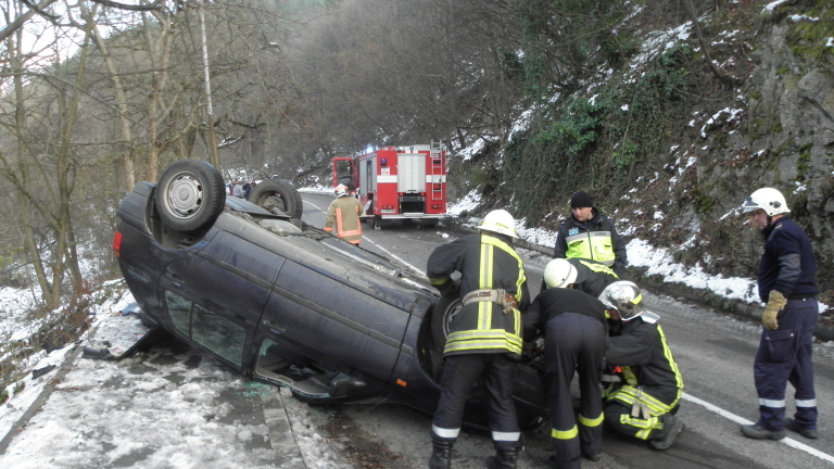 Млад шофьор загина при катастрофа на заледен път край Благоевград 