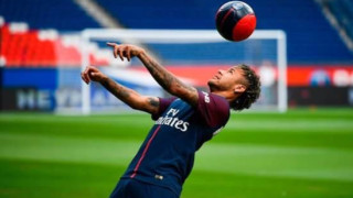 Бранителят на ПСЖ Дани Алвеш подкрепи своя сънародник и