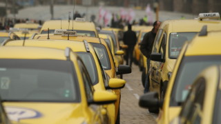 Таксиметровите превозвачи в София отново настояват за по висока цена на