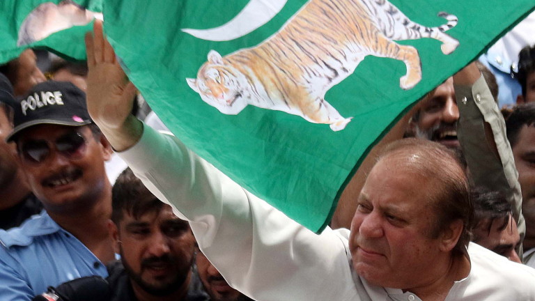 Експремиерът на Пакистан Шариф осъден на 10 г. затвор за корупция