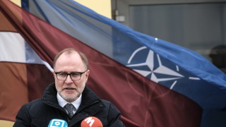 Министърът на отбраната на Латвия Андрис Спрудс преди срещата на