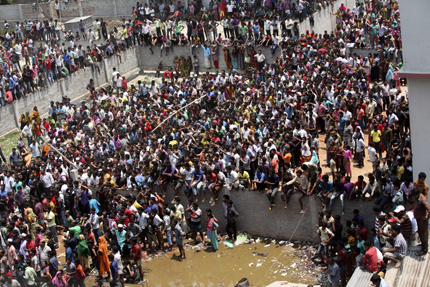 Над 300 са вече жертвите в Бангладеш