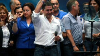 Президентът на Хондурас призна победата на  консерватора Ернандес на изборите