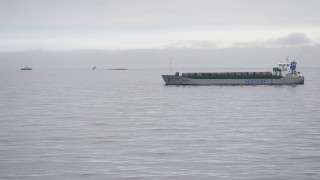 Търговски кораб гори в пристанището на Мариупол обсадено от руски