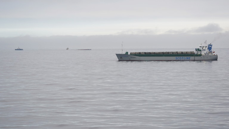 Търговски кораб гори в пристанището на Мариупол, обсадено от руски