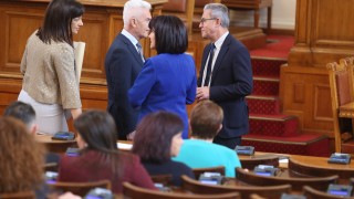 Мандатът може да се довърши и без целувки и прегръдки, уверен Сидеров