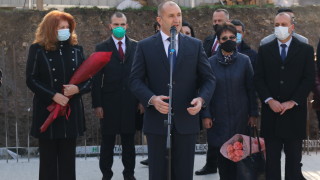 Радев доволен от приемствеността в администрацията