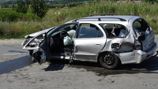 Кола падна във Владайската река съобщиха от Нова телевизия Колата