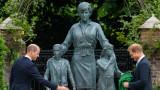 Принц Уилям, принц Хари и срещата им пред статуята на принцеса Даяна в двореца Кенсингтън