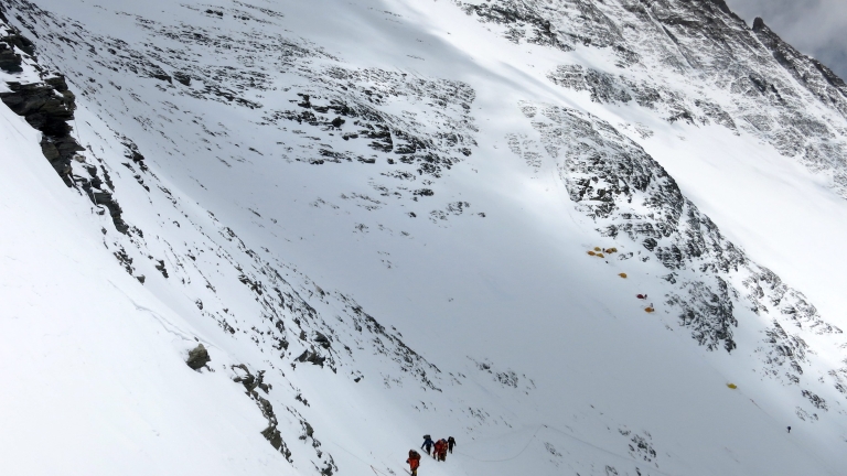 Експедиция измерва височината на Еверест след труса в Непал, убил 8700 души 