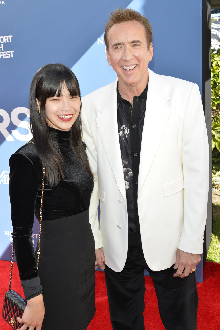 Кейдж със брачната половинка си на фестивала в Нюпорт