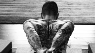 Адам Левин ни държи в течение с напредъка си с