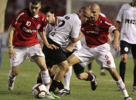 Интернасионал излъга Естудиантес в края