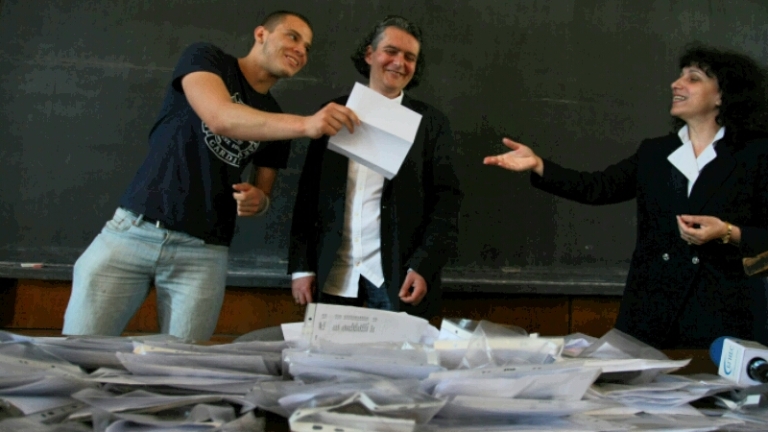 837 кандидат-студенти държат изпит по химия в Софийския университет