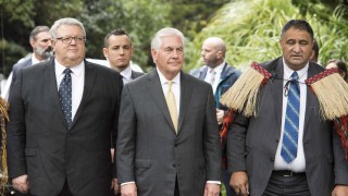 Хладно посрещане на Тилърсън в Нова Зеландия, завършило с „поздрав” със среден пръст