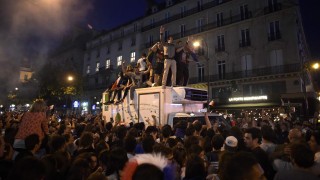 Седем арестувани в Париж след сблъсъци между фенове и полиция