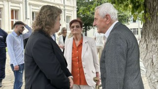 Киселова почете на 24 май Хуманитарната гимназия в Казанлък като неин възпитаник
