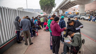 Граничари в САЩ спират със сълзотворен газ напиращи мигранти от Мексико