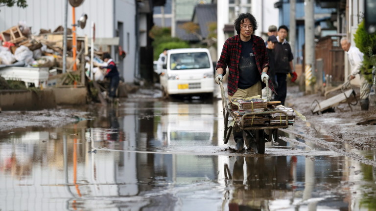 Лошото време в Япония спря издирването на изгубен кораб 