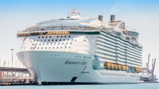 Круизният оператор Royal Caribbean съобщи че най малко 48 души на