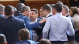 Денят в парламента започна войнствено