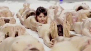 100 голи тела в рекламен клип