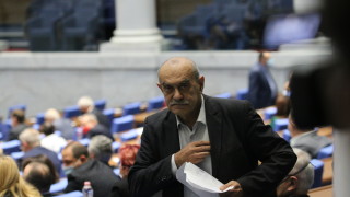 Квесторите в НС търсят маска за депутата Павел Шопов