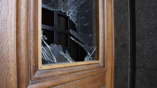 Червена боя и счупени стъкла - следите от протеста