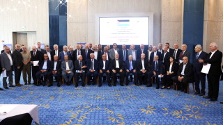 Съперничещите си палестински политически лидери които се срещнаха в Египет