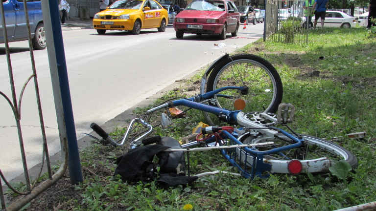 Кола блъсна 63-годишна велосипедистка във Варна