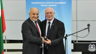 С пълно мнозинство Общото събрание избра проф Николай Изов доктор