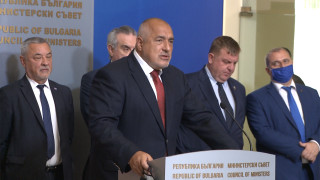 Приемат се оставките на Младен Маринов Владислав Горанов Емил Караниколов