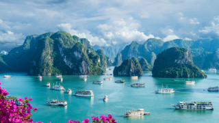 Най малко 27 души загинаха след като туристическо корабче се преобърна