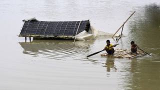 Безпрецедентните валежи и наводнения оставиха след себе си разрушения в