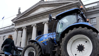 Протестиращи призоваващи за допълнителна правителствена помощ за намаляване на цената