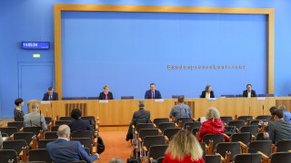 Заместник директорът на Институт Роберт Кох Ларс Шааде предупреди че още