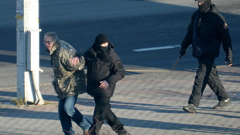 Над 300 души са задържани на многохиляден протест в Минск