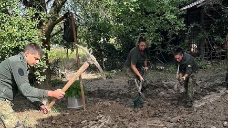 Военни продължават да помагат на хората, пострадали от наводнението в