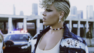 Пинк се завърна с изключително силна и въздействаща песен What