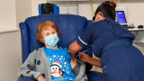  90-годишна британка е първата в света, имунизирана против COVID-19 с Pfizer/BioNTech 