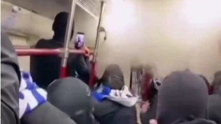 Фенове на Левски пръскаха с пожарогасители във вагонна метрото пълен