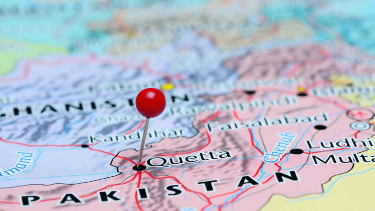Девет полицейски служители загинаха при бомбен атентат в югозападен Пакистан.