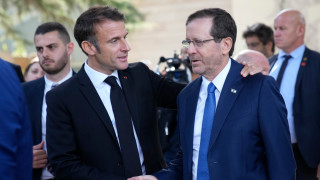 Френският президент Еманюел Макрон обеща във вторник да не оставя