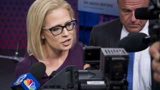 Конгресменът Кирстен Синема член на Демократическата партия на САЩ извоюва