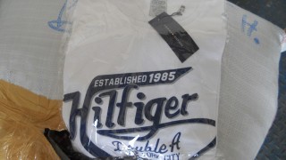 Митничари задържаха над 18 000 контрабандни дрехи и аксесоари на