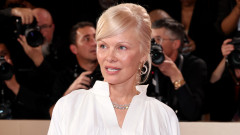 Памела Андерсън загърби естествената визия: актрисата в "гола" рокля и с драматичен грим